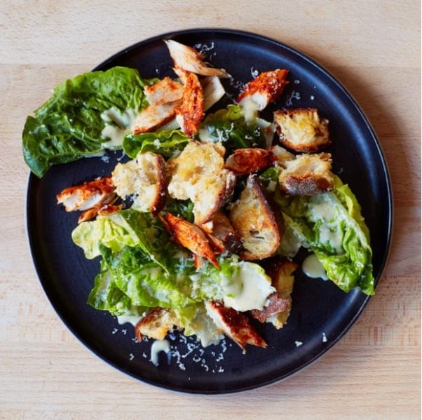 Ceasar salade met makreel door Yuki Sugiura/The Guardian